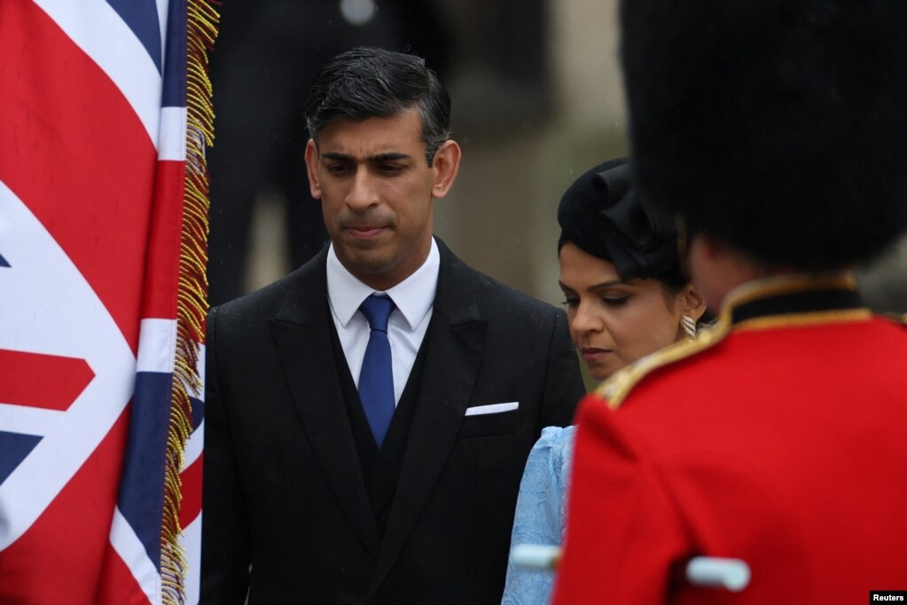 El primer ministro británico Rishi Sunak y su esposa Akshata Murty llegan para asistir a la coronación del rey Carlos y la reina Camilla de Gran Bretaña.