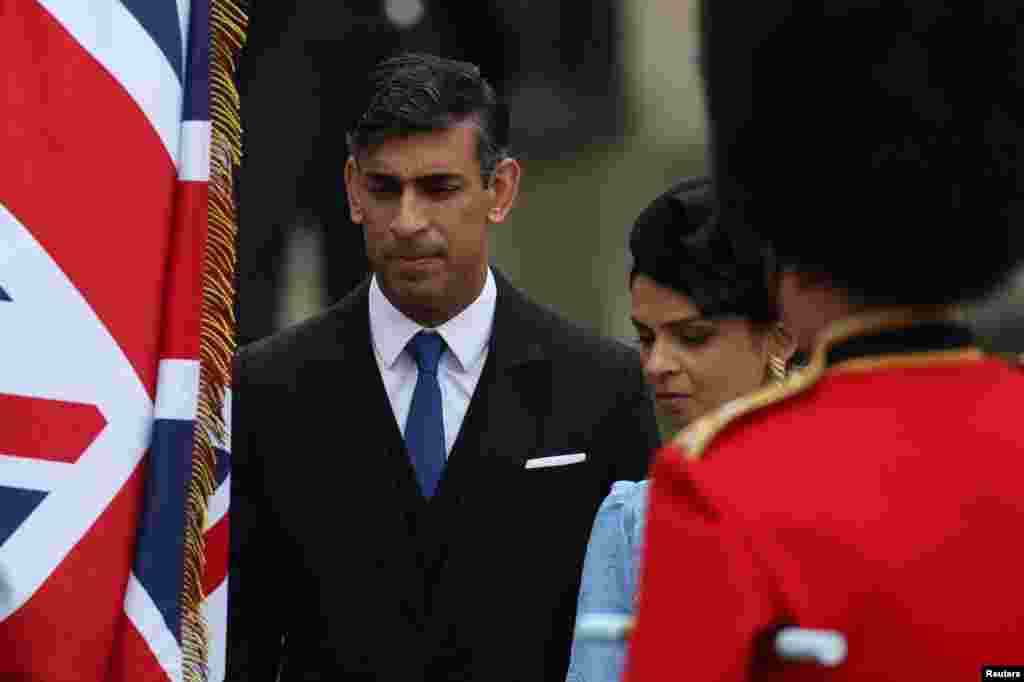 El primer ministro británico Rishi Sunak y su esposa Akshata Murty llegan para asistir a la coronación del rey Carlos y la reina Camilla de Gran Bretaña.