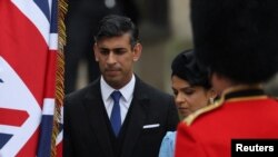 Perdana Menteri Inggris Rishi Sunak dan istrinya Akshata Murty tiba di acara penobatan Raja Charles di Westminster Abbey, London, pada 6 Mei 2023. (Foto: Reuters/Henry Nicholls)