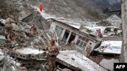 Personel militer China mencari korban hilang setelah tanah longsor di desa Liangshui, Zhaotong, Provinsi Yunnan, China barat daya pada 22 Januari 2024. (Foto: AFP)