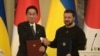볼로디미르 젤렌스키(오른쪽) 우크라이나 대통령과 기시다 후미오 일본 총리가 21일 크이우(러시아명 키예프)에서 회담 후 악수하고 있다. 