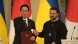 日本首相岸田文雄与乌克兰总统泽连斯基在基辅签署联合文件后握手。(2023年3月21日)