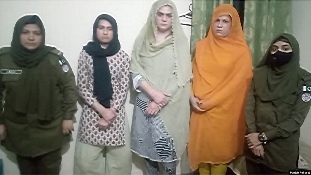 پولیس نے تھانے پر حملے کے الزام میں خواجہ سراؤں کو گرفتار بھی کیا ہے۔ 