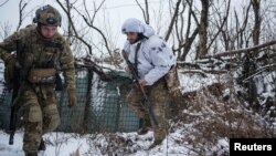 Bohdan, 'Fritz', el adjunto del comandante de la unidad en la 79.a Brigada de Asalto Aéreo, se pone a cubierto después de disparar hacia las posiciones rusas en una línea de frente cerca de la ciudad de Marinka, el 14 de febrero de 2023.