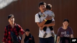 加州賈昆巴(Jacumba)附近，一群移民（其中包括許多來自中國的移民）步行穿越美國與墨西哥邊境後尋求庇護。 （2023年10月24日）