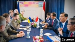 Presiden Joko Widodo mengadakan pertemuan bilateral dengan Presiden Ukraina, Volodymyr Zelenskyy, di sela-sela KTT G7 di Hotel Grand Prince, Hiroshima, Jepang, Minggu, 21 Mei 2023. (Courtesy : Setpres RI)