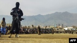 عکس آرشیف از مجازات بدنی متهمان از سوی طالبان در محضر عام