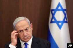 anyahu menghadiri rapat kabinet mingguan di kantor perdana menteri di Yerusalem, 25 Juni 2023. (Abir Sultan via AP)