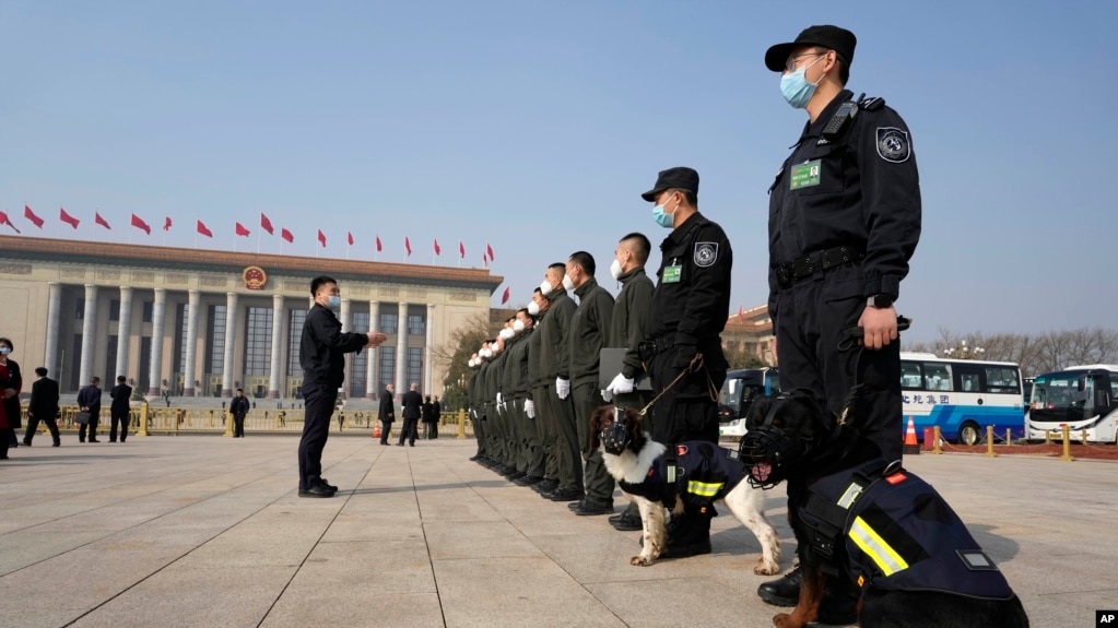 2023 年 3 月 4 日，星期六，北京人民大会堂外，安全人员列队。中国最高立法机构全国人民代表大会将于周日开始其年度会议。 （美联社照片）
