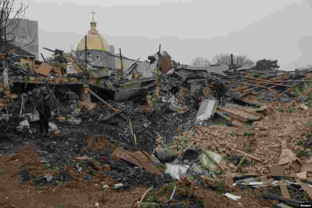 Los residentes locales eliminan los escombros en el sitio donde se destruyó un edificio residencial en Odesa,&nbsp;Ucrania. Ucrania se refirió a &quot;una sala de maternidad, instalaciones educativas y un centro comercial&quot; entre los objetivos de los ataques, además de edificios residenciales y otras casas privadas.