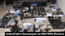 Senjata api dan barang-barang yang disita Densus 88 usai penangkapan seorang pria yang diduga simpatisan ISIS di Bekasi, 14 Agustus 2023. (Foto: Antara/Fakhri Hermansyah via REUTERS)