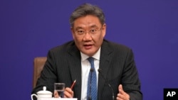 资料照片：中国商务部长王文涛在北京出席记者会。（2024年3月6日）