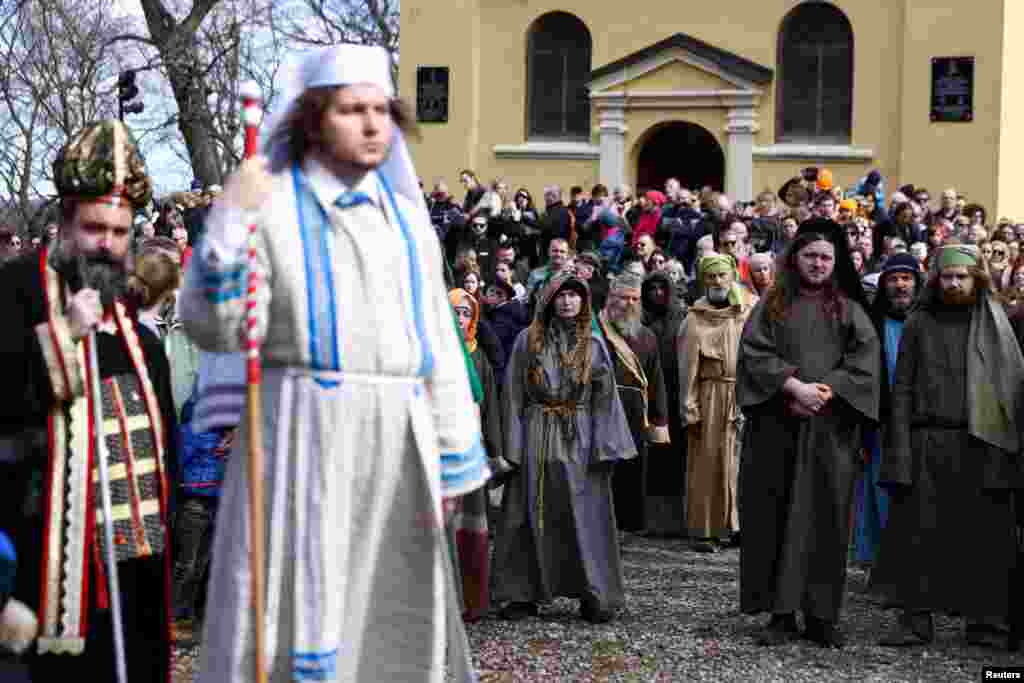 Devotos católicos polacos recrean el &quot;Vía Crucis&quot; el Viernes Santo como parte de las celebraciones de la Semana Santa en Kalwaria Wejherowska en Wejherowo, Polonia.