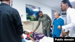 Ra'isulwasaare Xamba Barre oo salaamaya mid ka mid ah dadki ku dhaawacmay Qaraxi Lido, oo uu ku booqday Isbitalka Erdogan ee Muqdisho.