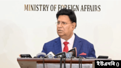 সচিবালয়ে সাংবাদিকদের সঙ্গে বাংলাদেশের পররাষ্ট্রমন্ত্রী ড. এ কে আব্দুল মোমেন। ১২ ডিসেম্বর, ২০২৩। 