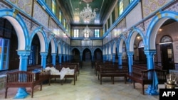 La synagogue de Ghriba est le plus vieux monument juif construit en Afrique.