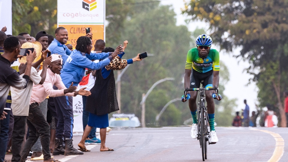 Un Cycliste Masculin Fait Le Tour De La Ville Dans Un Casque