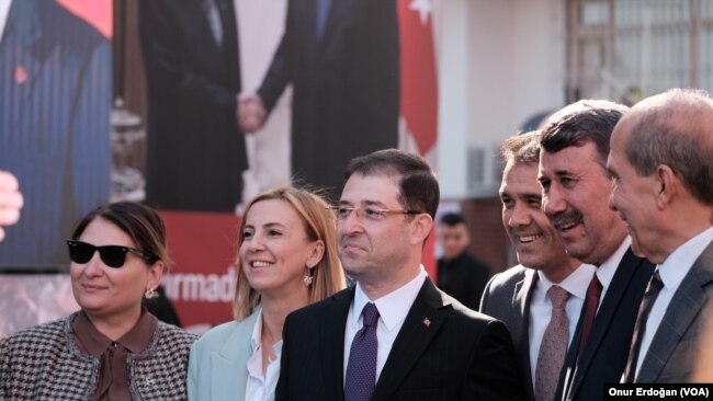 (Soldan sağa) MHP Büyükşehir Başkan Adayı Serdar Soydan'ın eşi, Serdar Soydan, Silifke Adayı Sadık Altunok, Anamur Adayı Hidayet Kılınç ve Tarsus Adayı Mahmut Tat
