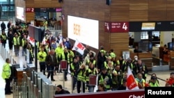 Aksi mogok para pekerja di bandara BER, Berlin, 13 Maret 2023. REUTERS/Christian Mang