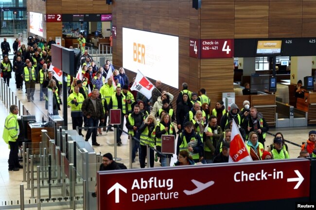 Berlin Havalimanı'nda çalışanlar grevde