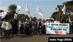 Unjuk rasa bertajuk "Bela Palestina" digelar di depan Monas, Jakarta pada Jumat (13/10) yang tidak jauh dari Kedutaan Amerika di Jakarta. (Foto: Courtesy: Indra Yoga/VOA)