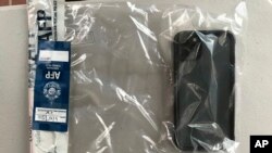 FILE - Barang bukti berupa ponsel yang disita Polisi New South Wales, saat menyelidiki jaringan pelecehan sekes anak (NSW Police via AP)