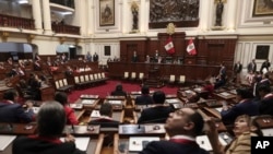 ARCHIVO - Legisladores sentados dentro del Congreso mientras esperan la llegada de la presidenta peruana Dina Boluarte, en Lima, Perú, el 28 de julio de 2023.