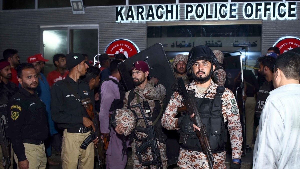 کراچی پولیس آفس پر حملہ، تین دہشت گردوں سمیت سات افراد ہلاک