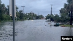 Jalan 41st Avenue di Waterway Blvd, Isle of Palms, South Carolina, AS tergenang banjir, 30 Agustus 2023, dalam tangkapan layar yang diperoleh dari video handout. (Departemen Kepolisian Pulau Palms via X/Handout via REUTERS)