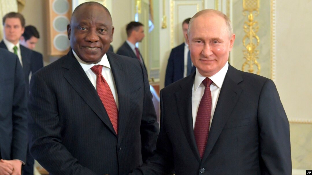 FILE - Russian President Vladimir Putin, right, meets with South African President Cyril Ramaphosa at a meeting with African leaders, St. Petersburg, Russia, June 17, 2023. (RIA Novosti photo)
