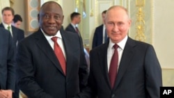 FILE - South African President Cyril Ramaphosa, left, and Russian President Vladimir Putin attend a meeting with African leaders, in St. Petersburg, Russia, June 17, 2023. (RIA Novosti via AP)