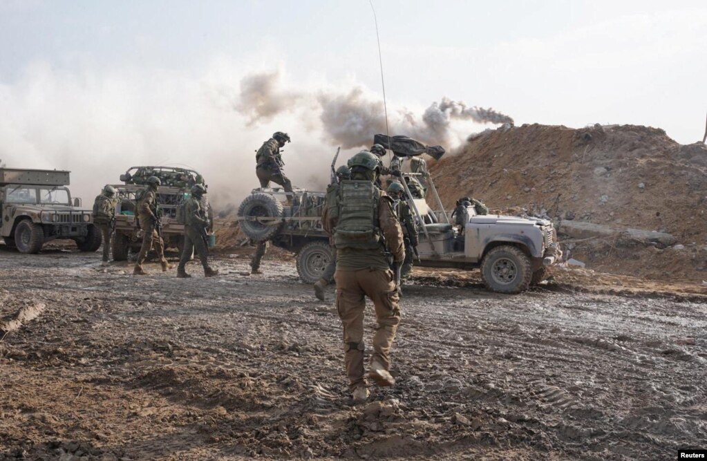 在加沙地带作战打击哈马斯的以色列士兵。(2023年12月14日)(photo:VOA)