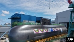 资料照片：韩国国防部2021年9月28日发布的照片，展示了韩国在现代重工蔚山造船厂的3000吨级潜射弹道导弹潜艇。（法新社照片）