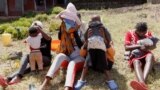 Wasichana wakiwa na watoto wao nje ya bweni la shule ya sekondari ya Serene Haven huko Nyeri, Kenya. Picha na REUTERS/Monicah Mwangi.