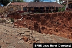 BNPB mengatakan bencana seperti tanah bergerak, gempa bumi, tanah longsor, jenis rayapan seperti ini, atau gempa bumi tidak dapat diprediksi. (Foto: BPBD Jawa Barat)