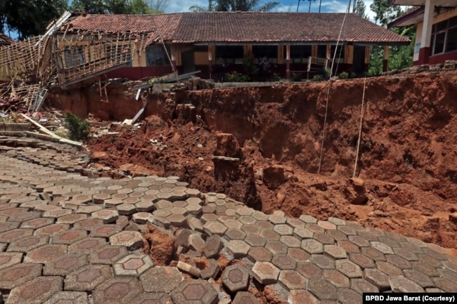 BNPB mengatakan bencana seperti tanah bergerak, gempa bumi, tanah longsor, jenis rayapan seperti ini, atau gempa bumi tidak dapat diprediksi. (Foto: BPBD Jawa Barat)