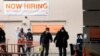 ARCHIVO - Los clientes de Home Depot llevan sus compras al salir de la tienda el viernes 3 de abril de 2020 durante la pandemia de coronavirus en Nueva York. (Foto AP/Mark Lennihan)