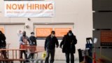 ARCHIVO - Los clientes de Home Depot llevan sus compras al salir de la tienda el viernes 3 de abril de 2020 durante la pandemia de coronavirus en Nueva York. (Foto AP/Mark Lennihan)
