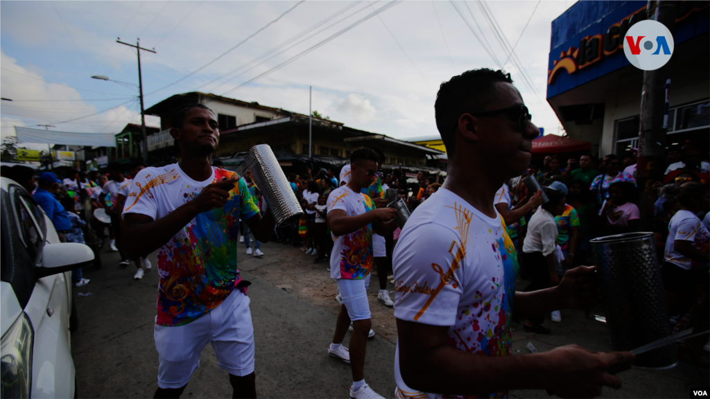 Se estima que participan unas 18 comparsas usando trajes coloridos y con bailes atractivos