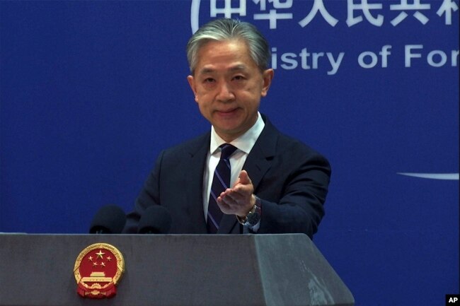 中國外交部發言人汪文斌在周一記者會上。 （2023年2月13日）