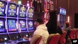 Para pejudi bermain mesin slot di kasino Hard Rock di Atlantic City, New Jersey, pada 17 Mei 2023. (Foto: AP/Wayne Parry)