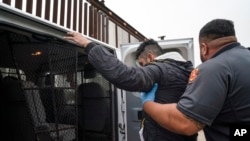 Un migrante colombiano que trató de evadir a la Patrulla Fronteriza de EEUU es cacheado cerca del puerto de entrada en Hidalgo, Texas, el 4 de mayo de 2023.
