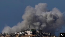 Gazze'nin güneyinde İsrail'in bir bombardımanı sonrası bölgeden dumanlar yükseliyor