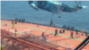 Komando angkatan laut Iran menaiki kapal tanker minyak "Advantage Sweet", setelah terlibat dalam apa yang dikatakan Teheran sebagai tabrakan dengan salah satu kapalnya. 