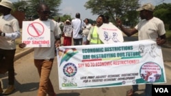 FILE - Zimbabweans protest against sanctions imposed on their leaders outside the U.S. Embassy in Harare in October 2022. It may soon be a crime if any Zimbabwean attends a meeting calling for sanctions against the nation. (Columbus Mavhunga/VOA)