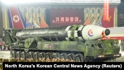 朝鲜为庆祝朝鲜人民军建军75周年举行的阅兵式上展示导弹。(2023年2月8日)