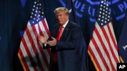 Mantan Presiden AS Donald Trump meninggalkan panggung setelah ia berbicara di acara tahunan Silver Elephant Gala di Columbia, South Carolina, pada 5 Agustus 2023. (Foto: AP/Artie Walker Jr.)