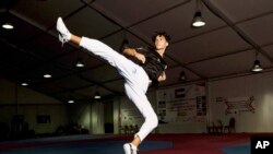 Atlet Taekwondo Palestina Omar Ismail, yang akan mewakili negaranya di Olimpiade Paris 2024, tampak berlatih di Sharjah, Uni Emirat Arab, pada 20 Juni 2024. (Foto: AP/Martin Dokoupil)