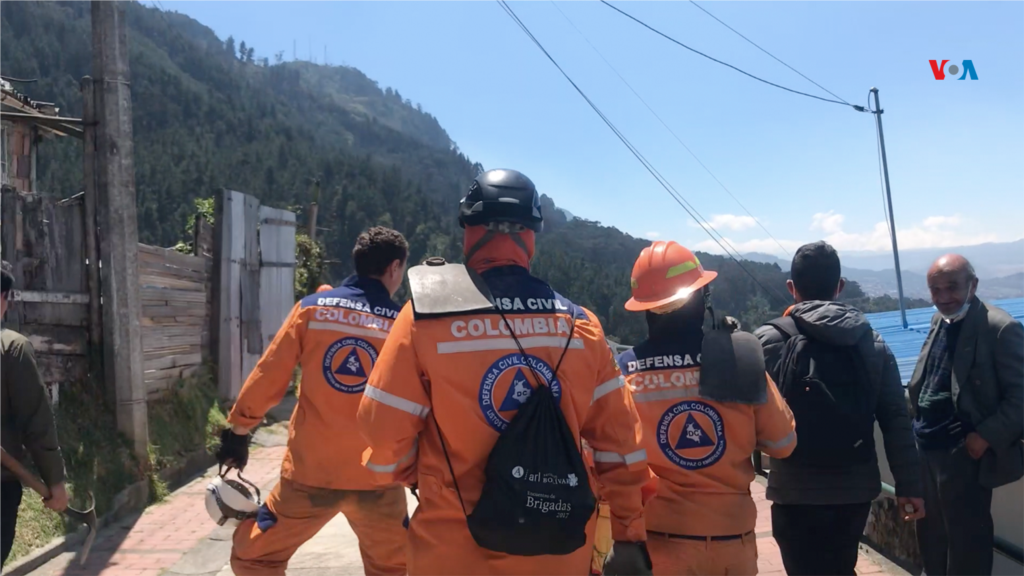 El equipo de la Defensa Civil de Colombia se prepara para subir a uno de los cerros orientales de la capital colombiana, de la mano de personas voluntarias que hacen parte de la comunidad.&nbsp;