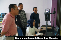 Proses digitalisasi naskah-naskah bekerja sama dengan Dinas Perpustakan dan Kearsipan Kabupaten Gunungkidul, DIY. (Foto: Courtesy/Komunitas Jangkah Nusantara)